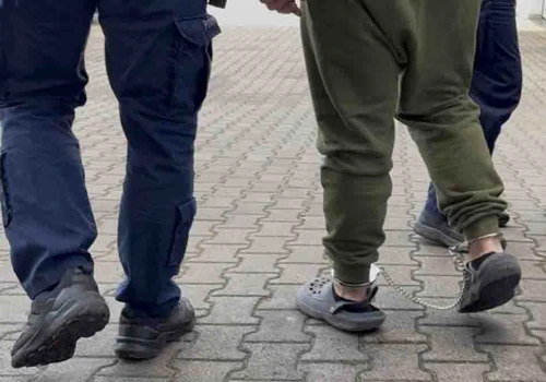 Przyjechali mu pomóc, a on zaatakował medyków z karetki