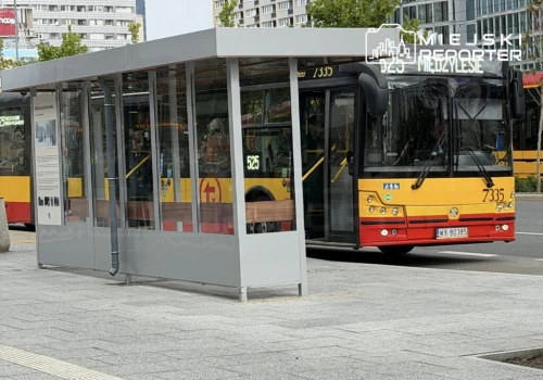 Symbol warszawskiej komunikacji powrócił. Odrestaurowana wiata stanęła w centrum