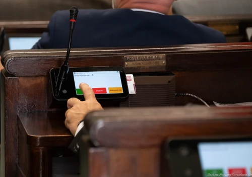 Szkolne dzienniki, finansowanie samorządów i obywatelski projekt dot. myśliwych. Co w Sejmie po wakacjach?
