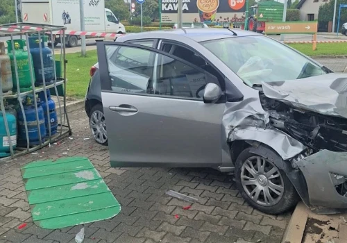 82-latek stracił panowanie nad autem. Uderzył w butle z gazem i paczkomat