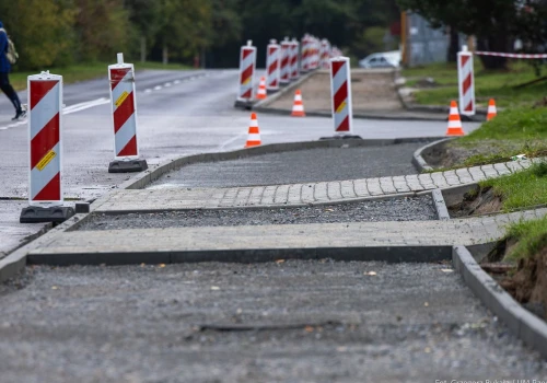 Nowy chodnik przy ul. Przy Torze. Prace już trwają