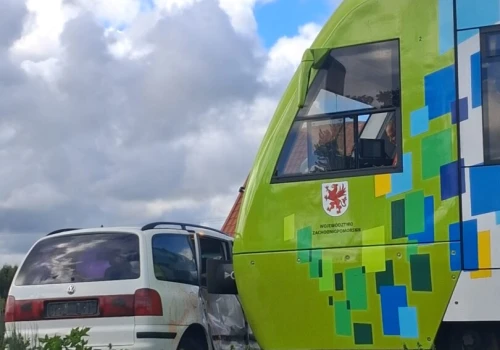Symulacja wypadku w Strzeżenicach. Służby ćwiczą reagowanie na zderzenie auta z pociągiem (ZDJĘCIA)