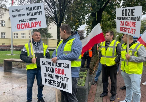 ’Dość oszczędzania na pracownikach’ – pikieta przed budynkiem Grupy Azoty w Mościcach