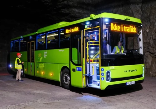 Wsadzili chiński autobus do kopalni. Nadal łączył się z bazą