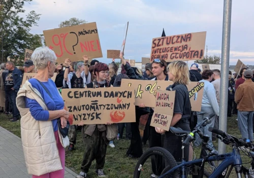 Zakaz podlewania ogródków, a obok serwerownia. Mieszkańcy mają dość