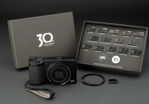 Ricoh GR IV w specjalnej edycji na 30-lecie serii, czyli przypinki i smyczka za 200 dolarów
