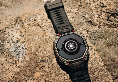 Ten smartwatch wytrzyma 180 dni. Tylko musisz go nosić na lewą stronę