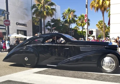 Wygląda jakby wyjechał z Gotham Batmana. To może być najrzadszy Rolls-Royce