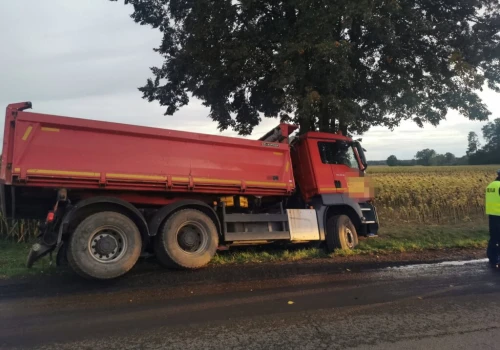 Śmiertelny wypadek. Wywrotka uderzyła w drzewo