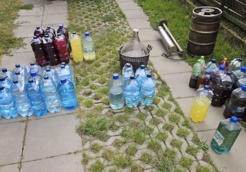 Policjanci zabezpieczyli około 230 litrów bimbru i aparaturę do jego produkcji