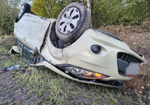 Dachowanie w Smogorzowie. 57-latek uciekł, ale trafił na policjanta po służbie