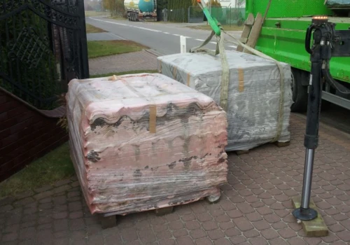 Azbest znika z kolejnych posesji w gminie Tłuszcz. Odbiór potrwa do końca października
