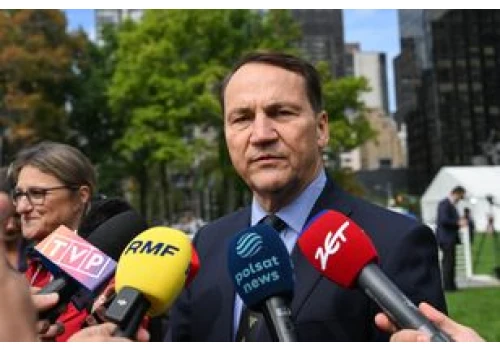 Dwóch oligarchów znika z listy sankcji. Sikorski tłumaczy