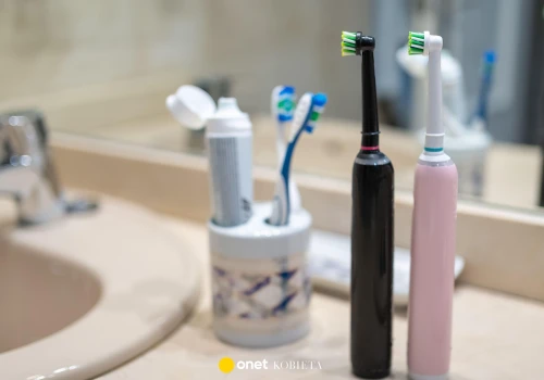 Czy szczoteczka elektryczna lepiej usuwa osad? Badania mówią jasno