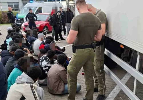 W chłodni ciężarówki upchali 34 migrantów. Wpadli na autostradzie A2