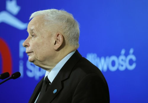 PiS coraz bliżej utraty drugiej pozycji w sondażach. 