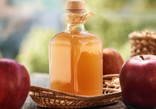 Wlewam łyżkę do sosu sałatki. Ten sekretny macerat zmienia smak na lepsze