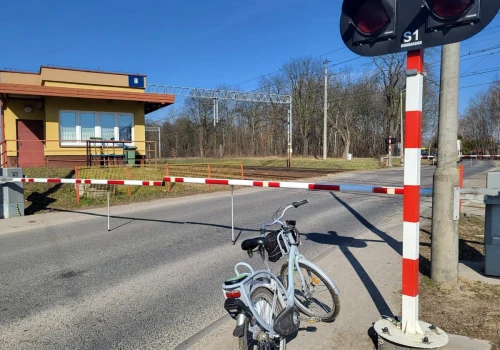 Trzy miesiące bez prawa jazdy za wjazd na przejazd kolejowy na czerwonym świetle. Rząd przyjął projekt