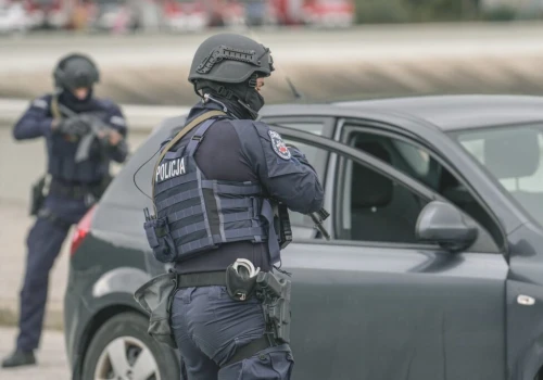 Kraków. 35-latek zamachnął się butelką na dziewczynkę. Został zatrzymany w pociągu