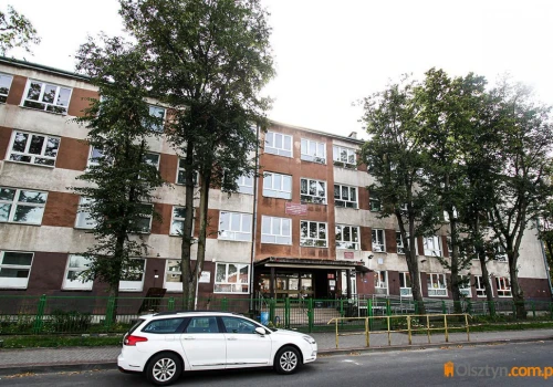 Była nauka zdalna, jest powrót do szkolnych ławek. Olsztyńska „handlówka” przeszła termomodernizację