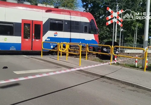 Zderzenie samochodu z pociągiem WKD. Przerwa w ruchu