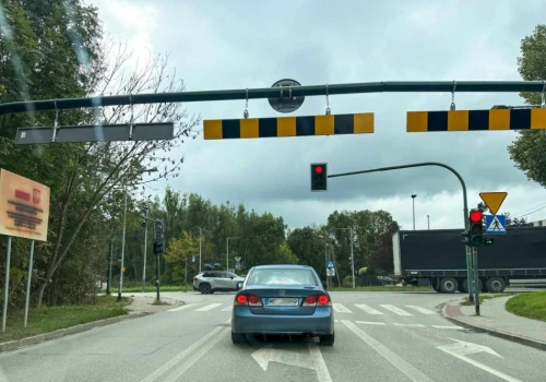 Ciężarówki ignorowały zakaz na Mistrzejowickiej. Pojawiły się bramownice
