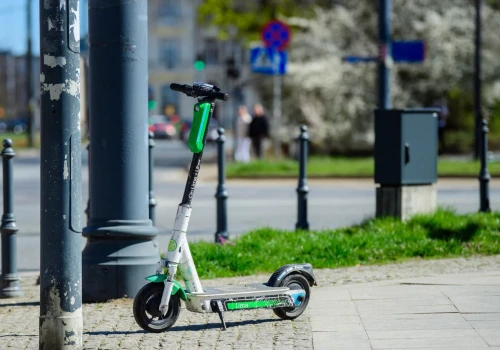 Radni zdecydowali. Zakaz jazdy elektrycznymi hulajnogami w piotrkowskich parkach