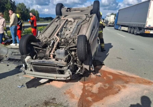 Dachowanie na autostradzie A1. Trasa w stronę Piotrkowa i Łodzi jest zablokowana