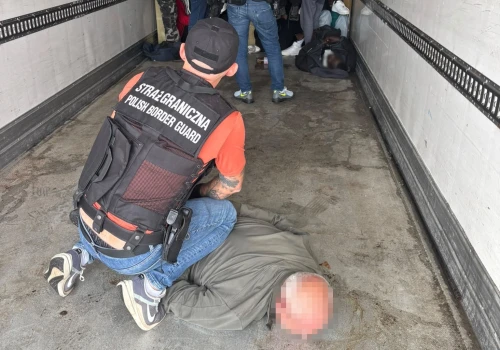 Serbscy kierowcy aresztowani. W chłodni ukrywali 34 migrantów