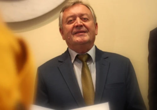 Na hali sportowej w Legnicy zawiśnie tablica poświęcona Lesławowi Rozbaczyło