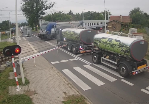 Czerwone światło zignorowane! Niebezpieczna sytuacja na przejeździe kolejowym w Szamotułach