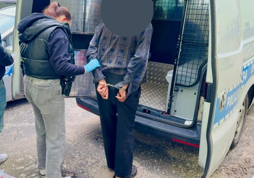 Podpalił 650 balotów. 61-latek usłyszał osiem zarzutów i trafił do aresztu