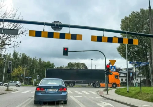 Bramownice na ul. Mistrzejowickiej. Samochody wyższe niż 3,5 m nie przejadą