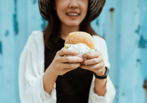 Wolę zamawiać jedzenie z dostawą albo jeść w fast-foodach. Tam przynajmniej mam święty spokój
