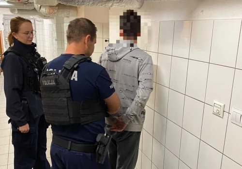 Napadli na 17-letniego kibica, zabrali koszulkę i uderzyli w twarz. Sprawcy zatrzymani