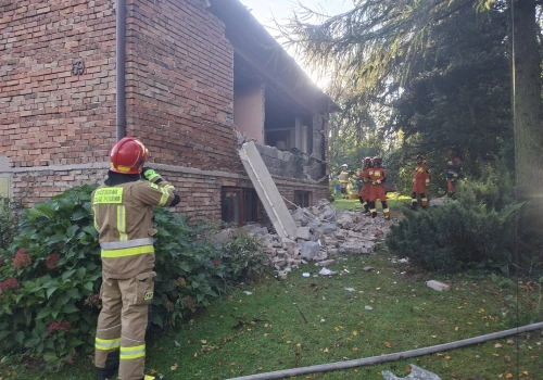 Wybuch i pożar domu w Porębie Radlnej. Kobieta zabrana śmigłowcem LPR