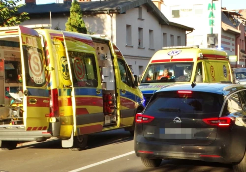 Auto uderzyło dwie nastolatki na przejściu dla pieszych