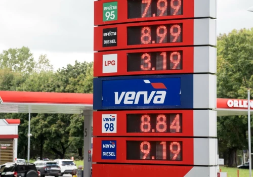 Praca zdalna i 4-dniowy tydzień sposobem na ceny paliw. Ekspert wyjaśnia