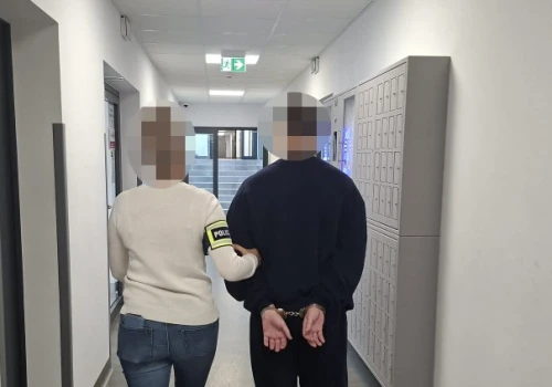 Policjanci z Otwocka zatrzymali 21-latka podejrzanego o oszustwa metodą „na pracownika banku”. Trafił do tymczasowego aresztu