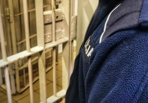 Trzech poszukiwanych trafiło za kratki. Kolejny uniknął więzienia, opłacając grzywnę