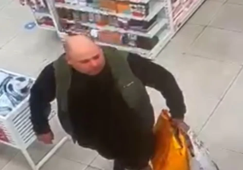 Wyniósł artykuły przemysłowe ze sklepu Dealz i nie zapłacił. Szuka go policja