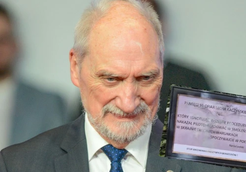 Prokuratura podejrzewa, że Macierewicz mógł zajumać komuś wieniec z wózka rowerowego