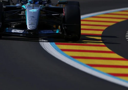 F1 GP Azerbejdżanu: Russell deklasuje w FP2. Lindblad sprawcą czerwonej flagi