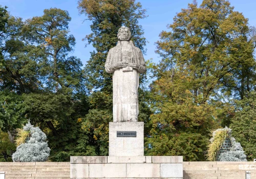 Miejski konserwator zabytków chce remontu m.in. pomnika Adama Mickiewicza