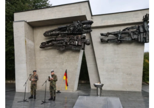 Żołnierze WP i Bundeswehry złożyli kwiaty pod pomnikiem ofiar byłego Stalagu Lamsdorf