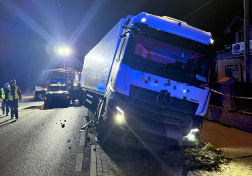 Popłacin: ciężarówka uderzyła w Toyotę podczas wyprzedzania. 20-latka trafiła do szpitala