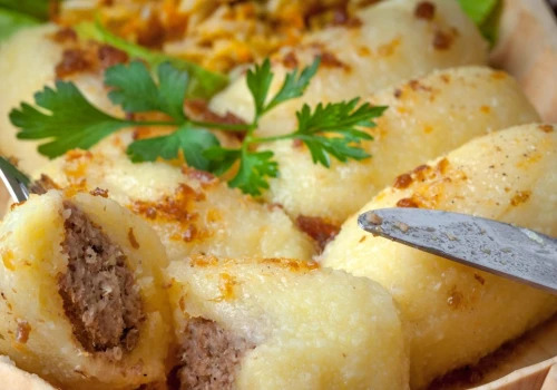 Biorę konkretne ziemniaki i robię kluski jak u babci. Środek jest najlepszy