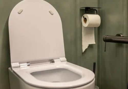 Nakładam tę piankę na szczotkę i czyszczę WC. Po kilku minutach widać różnicę