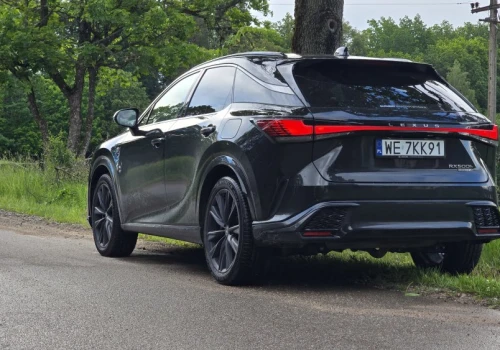 Przejechaliśmy ponad 3500 km Lexusem RX 500h. Gdy spojrzałem na spalanie, zaniemówiłem