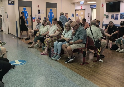 Larwy w ranach i śmierć z upału. Dramatyczne relacje pacjentów i personelu szpitali NHS